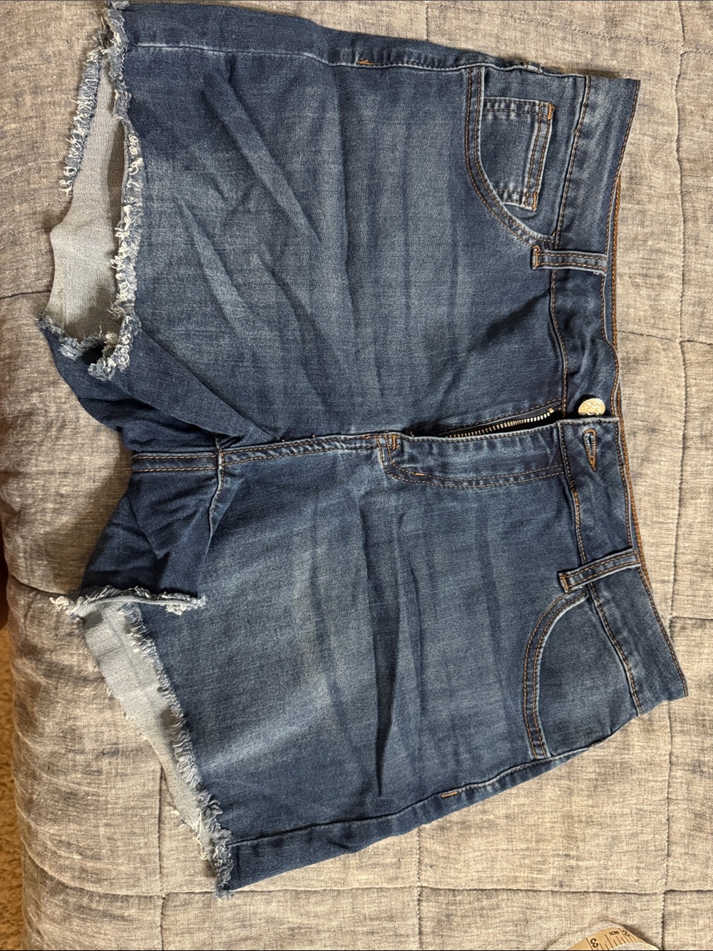 Frayed Hem Mid-Rise Denim Shorts in Dark Blue